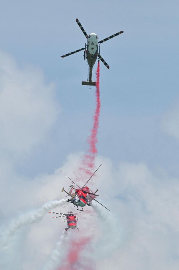 Đội bay biểu diễn trực thăng “Sarang” của Không quân Ấn Độ thực hiện động tác nhào lộn trong chuyến bay trình diễn tại Triển lãm Công nghiệp Hàng không Singapore - Sputnik Việt Nam