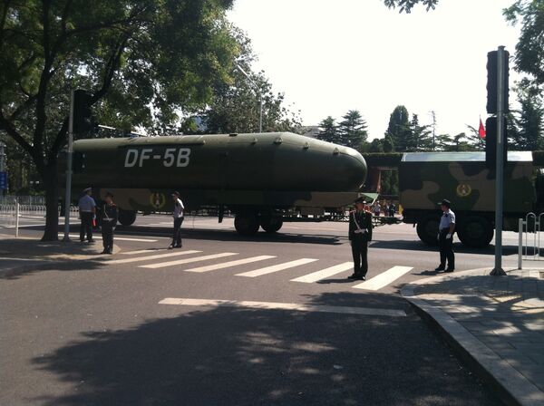 Tầng trên của tên lửa đạn đạo liên lục địa DF-5B nâng cấp của Trung Quốc, được công bố sau cuộc duyệt binh ở Bắc Kinh ngày 3 tháng 9 năm 2015. - Sputnik Việt Nam