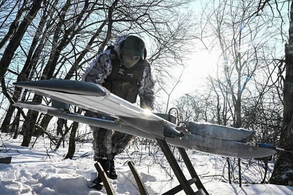 Cảnh thực hiện nhiệm vụ chiến đấu của kíp vận hành UAV "Molniya" thuộc nhóm chiến thuật tiểu đoàn (BTG) "Kashtan", lực lượng đặc nhiệm "Akhmat" (Bộ Quốc phòng Liên bang Nga) trên hướng Sumy trong chiến dịch quân sự đặc biệt. - Sputnik Việt Nam