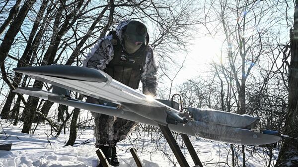 Cảnh thực hiện nhiệm vụ chiến đấu của kíp vận hành UAV Molniya thuộc nhóm chiến thuật tiểu đoàn (BTG) Kashtan, lực lượng đặc nhiệm Akhmat (Bộ Quốc phòng Liên bang Nga) trên hướng Sumy trong chiến dịch quân sự đặc biệt. - Sputnik Việt Nam