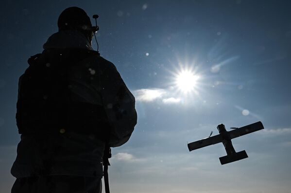 Cảnh thực hiện nhiệm vụ chiến đấu của kíp vận hành UAV "Molniya" thuộc nhóm chiến thuật tiểu đoàn (BTG) "Kashtan", lực lượng đặc nhiệm "Akhmat" (Bộ Quốc phòng Liên bang Nga) trên hướng Sumy trong chiến dịch quân sự đặc biệt. - Sputnik Việt Nam