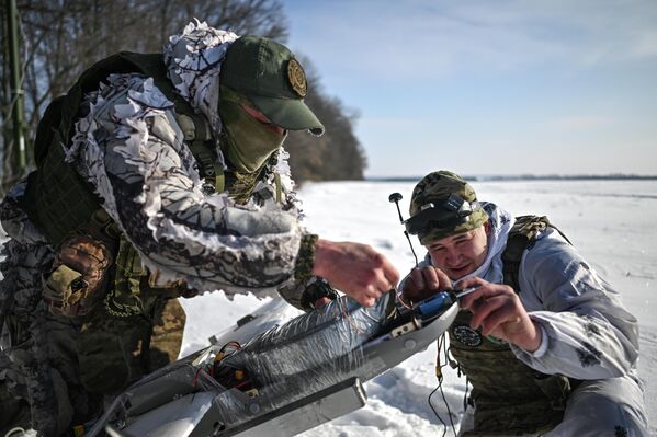 Cảnh thực hiện nhiệm vụ chiến đấu của kíp vận hành UAV "Molniya" thuộc nhóm chiến thuật tiểu đoàn (BTG) "Kashtan", lực lượng đặc nhiệm "Akhmat" (Bộ Quốc phòng Liên bang Nga) trên hướng Sumy trong chiến dịch quân sự đặc biệt. - Sputnik Việt Nam