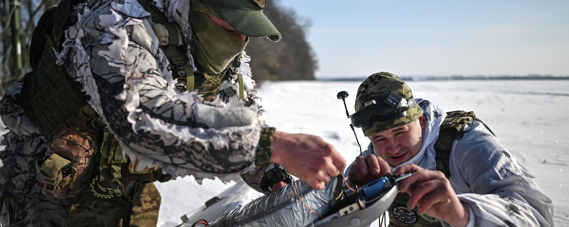 Cảnh thực hiện nhiệm vụ chiến đấu của kíp vận hành UAV Molniya thuộc nhóm chiến thuật tiểu đoàn (BTG) Kashtan, lực lượng đặc nhiệm Akhmat (Bộ Quốc phòng Liên bang Nga) trên hướng Sumy trong chiến dịch quân sự đặc biệt. - Sputnik Việt Nam, 1920, 22.03.2026