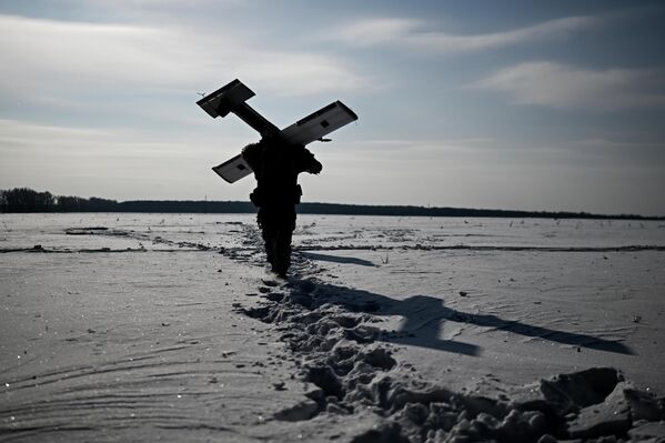 Cảnh thực hiện nhiệm vụ chiến đấu của kíp vận hành UAV "Molniya" thuộc nhóm chiến thuật tiểu đoàn (BTG) "Kashtan", lực lượng đặc nhiệm "Akhmat" (Bộ Quốc phòng Liên bang Nga) trên hướng Sumy trong chiến dịch quân sự đặc biệt. - Sputnik Việt Nam