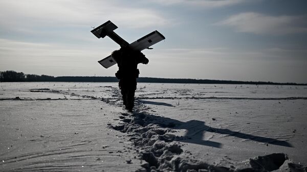 Cảnh thực hiện nhiệm vụ chiến đấu của kíp vận hành UAV Molniya thuộc nhóm chiến thuật tiểu đoàn (BTG) Kashtan, lực lượng đặc nhiệm Akhmat (Bộ Quốc phòng Liên bang Nga) trên hướng Sumy trong chiến dịch quân sự đặc biệt. - Sputnik Việt Nam