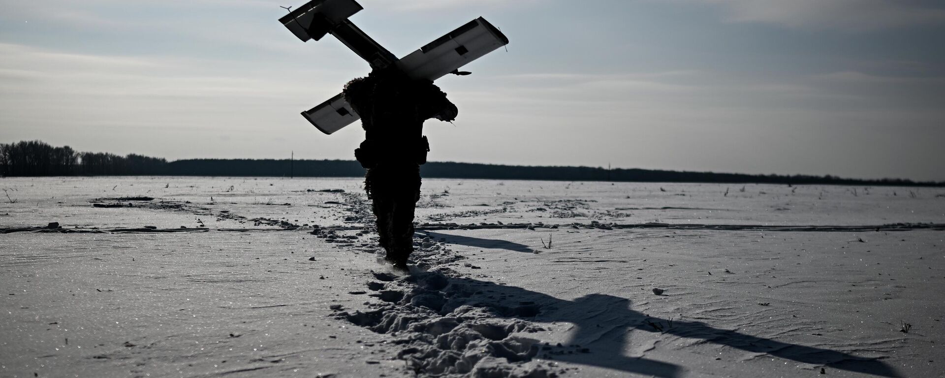 Cảnh thực hiện nhiệm vụ chiến đấu của kíp vận hành UAV Molniya thuộc nhóm chiến thuật tiểu đoàn (BTG) Kashtan, lực lượng đặc nhiệm Akhmat (Bộ Quốc phòng Liên bang Nga) trên hướng Sumy trong chiến dịch quân sự đặc biệt. - Sputnik Việt Nam, 1920, 05.02.2026