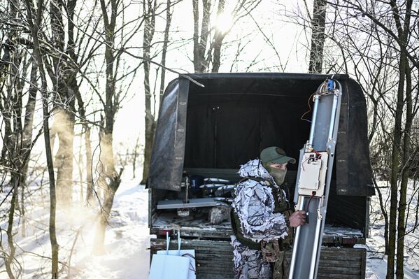 Cảnh thực hiện nhiệm vụ chiến đấu của kíp vận hành UAV "Molniya" thuộc nhóm chiến thuật tiểu đoàn (BTG) "Kashtan", lực lượng đặc nhiệm "Akhmat" (Bộ Quốc phòng Liên bang Nga) trên hướng Sumy trong chiến dịch quân sự đặc biệt. - Sputnik Việt Nam