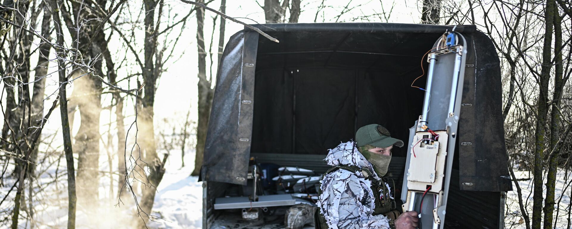 Cảnh thực hiện nhiệm vụ chiến đấu của kíp vận hành UAV Molniya thuộc nhóm chiến thuật tiểu đoàn (BTG) Kashtan, lực lượng đặc nhiệm Akhmat (Bộ Quốc phòng Liên bang Nga) trên hướng Sumy trong chiến dịch quân sự đặc biệt. - Sputnik Việt Nam, 1920, 15.02.2026