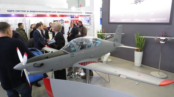 Mô hình thu nhỏ của máy bay huấn luyện cơ bản UTS-800 dành cho phi công quân sự tương lai, được phát triển bởi UZGA. - Sputnik Việt Nam