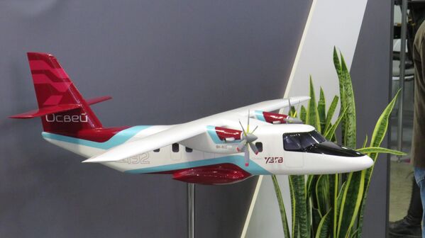 Mô hình thu nhỏ của máy bay vận tải hành khách hai động cơ LMS-192 Osvey, được phát triển bởi UZGA phối hợp với Cộng hòa Belarus. - Sputnik Việt Nam