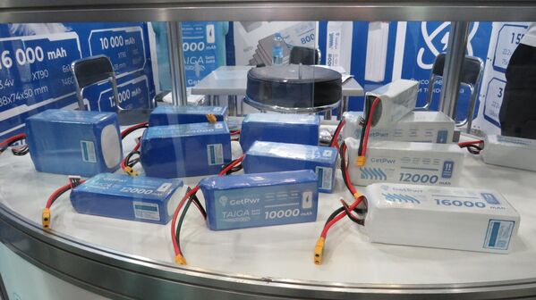 Pin lithium-ion và lithium-polymer bán rắn dành cho UAV do công ty tư nhân GetPwr của Nga sản xuất. - Sputnik Việt Nam