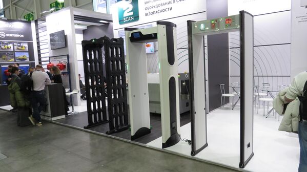 Công ty B2SCAN của Nga giới thiệu dòng máy dò kim loại dạng cổng SD dành cho khu vực kiểm tra an ninh sân bay. - Sputnik Việt Nam