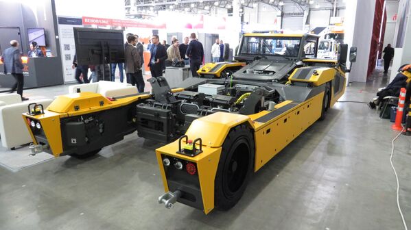 Hệ thống kéo máy bay "Hercules" (với càng đáp phía trước) do Aviaspetsmash (tỉnh Moskva) sản xuất. - Sputnik Việt Nam