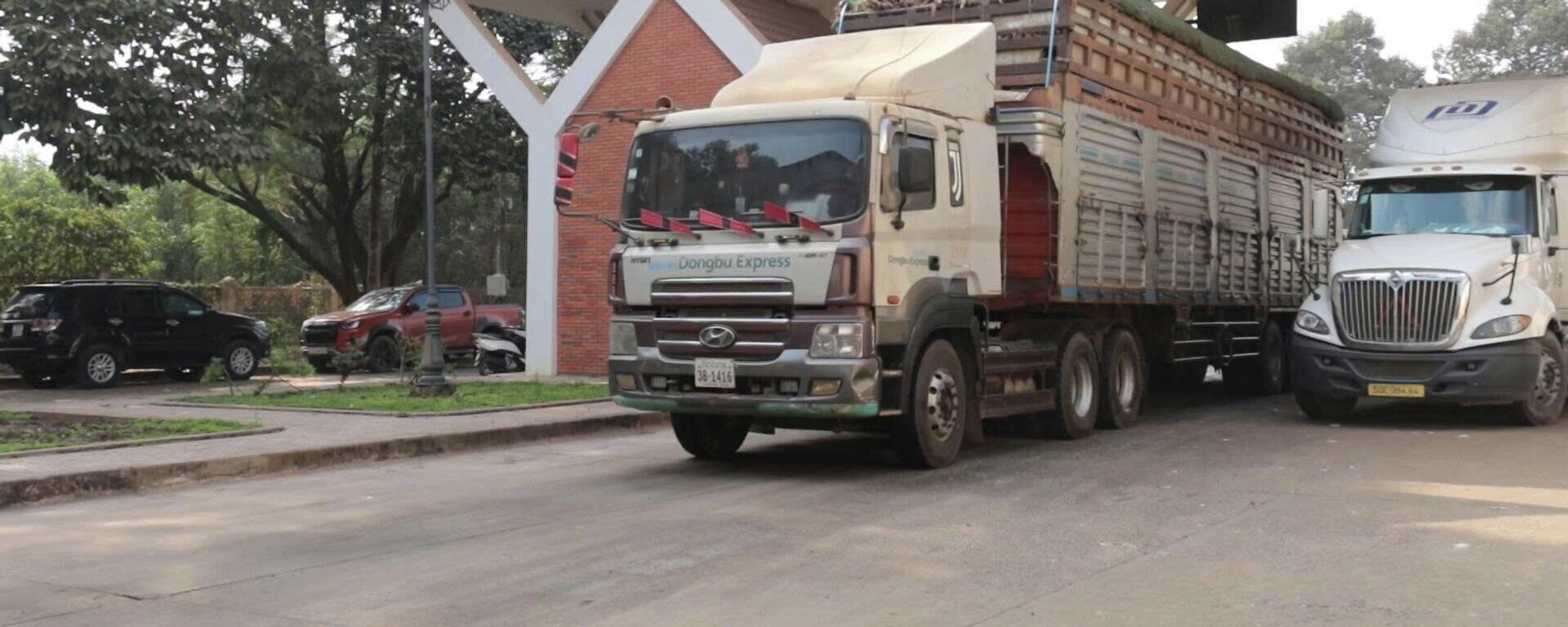 Những đoàn xe chở nông sản đầu tiên đã chính thức được thông quan sau 3 ngày chờ đợi - Sputnik Việt Nam, 1920, 05.02.2026