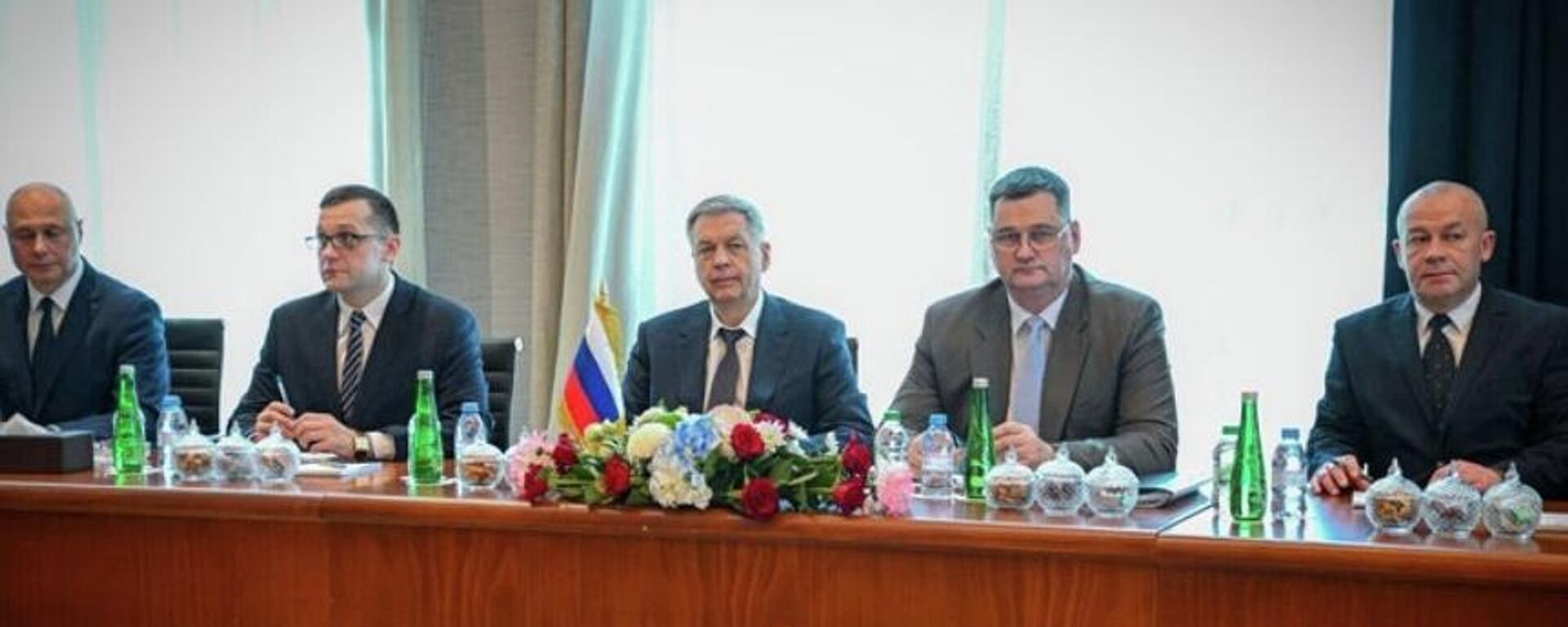 Cuộc đàm phán giữa các đại diện của Nga, Hoa Kỳ và Ukraina tại Abu Dhabi. - Sputnik Việt Nam, 1920, 05.02.2026