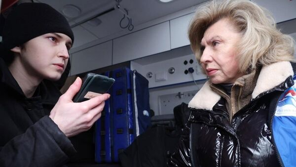 Bà Tatyana Moskalkova, Ủy viên thường trực về Nhân quyền của Nga trong một cuộc trao đổi tù binh - Sputnik Việt Nam