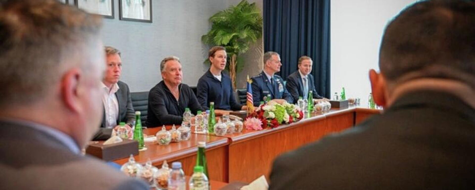 Cuộc đàm phán giữa các đại diện của Nga, Hoa Kỳ và Ukraina tại Abu Dhabi. - Sputnik Việt Nam, 1920, 06.02.2026