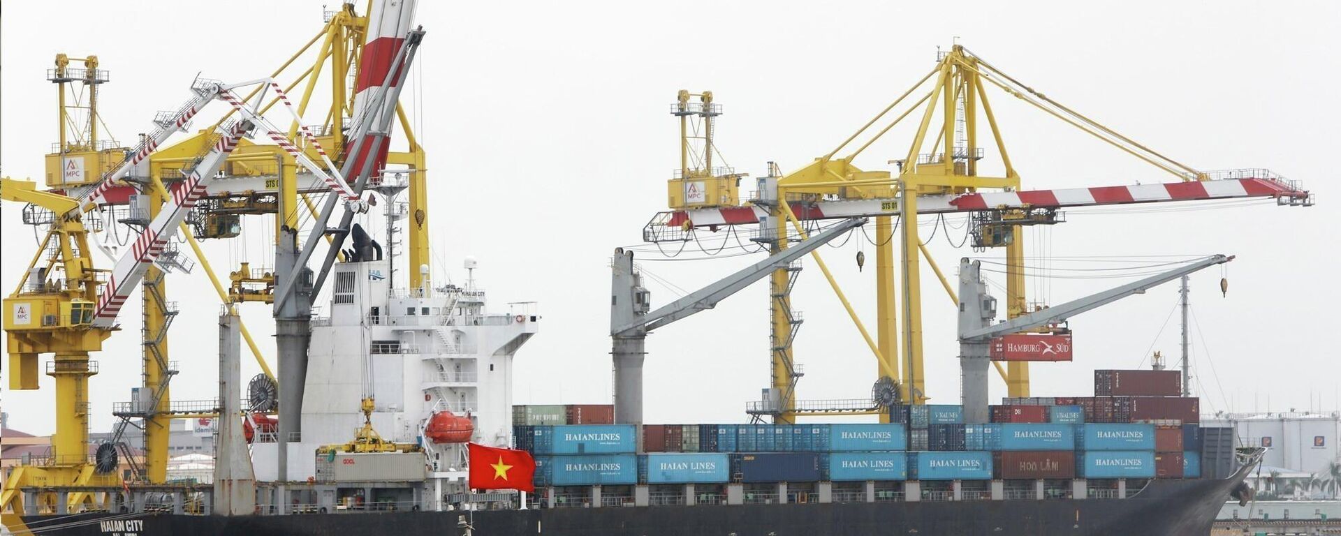 Bốc xếp hàng xuất nhập khẩu tại cảng MPC Hải Phòng - Sputnik Việt Nam, 1920, 06.02.2026