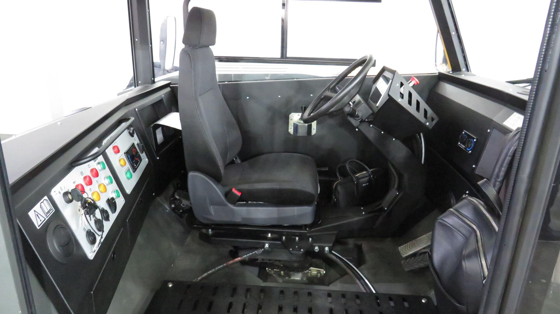 Bên trong cabin và khu vực làm việc của lái xe Hercules. - Sputnik Việt Nam, 1920, 09.02.2026