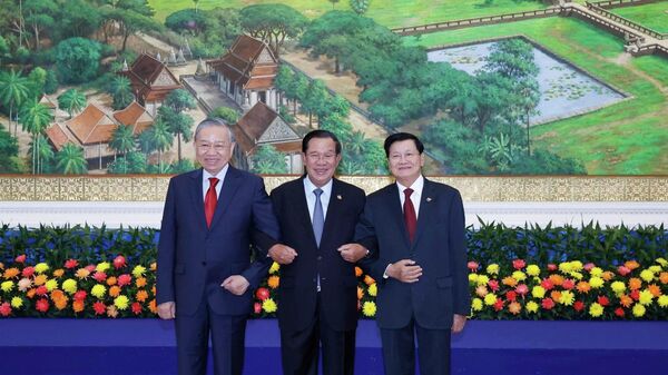 Tổng Bí thư Tô Lâm; Chủ tịch Đảng Nhân dân Campuchia Samdech Techo Hun Sen; Tổng Bí thư, Chủ tich nước Lào Thongloun Sisoulith tại Cuộc gặp - Sputnik Việt Nam