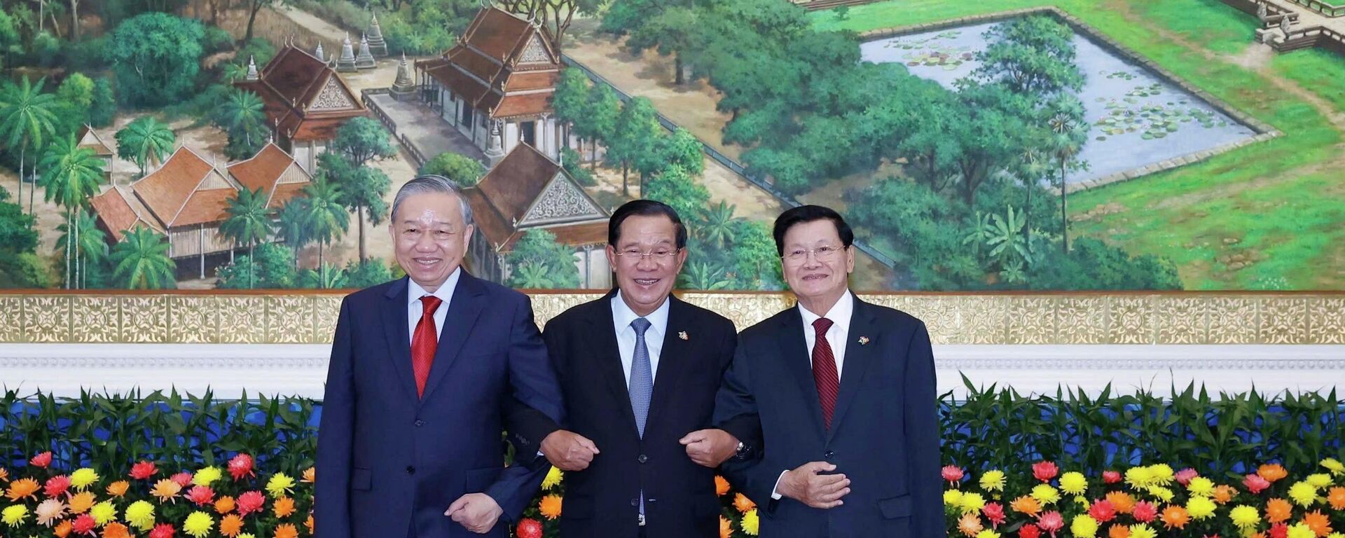 Tổng Bí thư Tô Lâm; Chủ tịch Đảng Nhân dân Campuchia Samdech Techo Hun Sen; Tổng Bí thư, Chủ tich nước Lào Thongloun Sisoulith tại Cuộc gặp - Sputnik Việt Nam, 1920, 06.02.2026