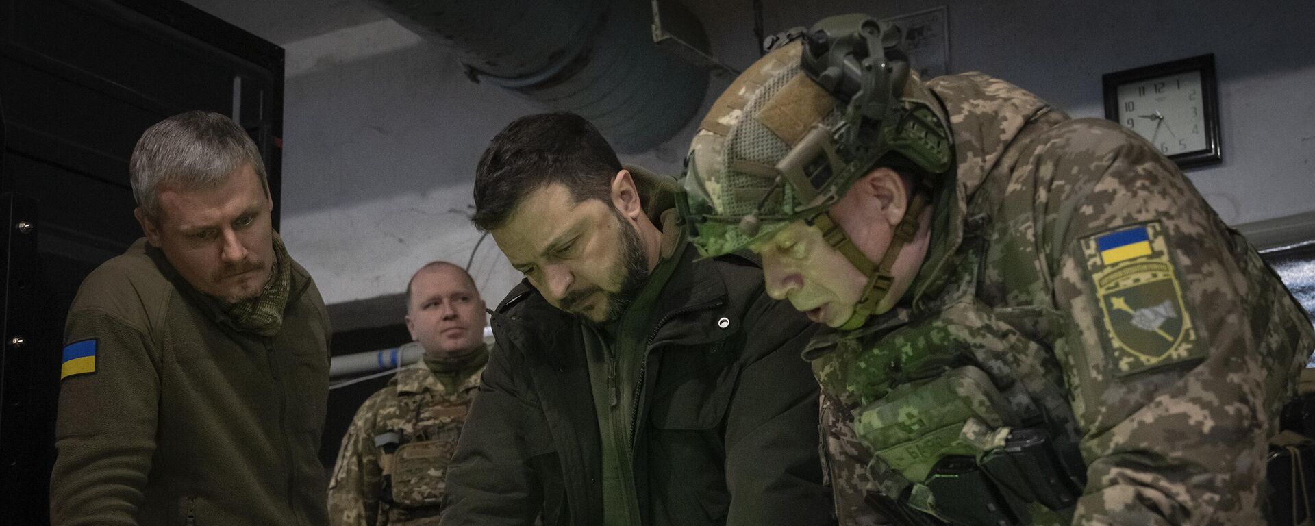 Tổng thống Ukraina Vladimir Zelensky và Tổng tư lệnh các lực lượng vũ trang Ukraina Alexandr Syrskyi - Sputnik Việt Nam, 1920, 08.02.2026