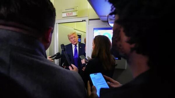 Tổng thống Mỹ Donald Trump phát biểu trước giới truyền thông trên chuyên cơ Air Force One - Sputnik Việt Nam