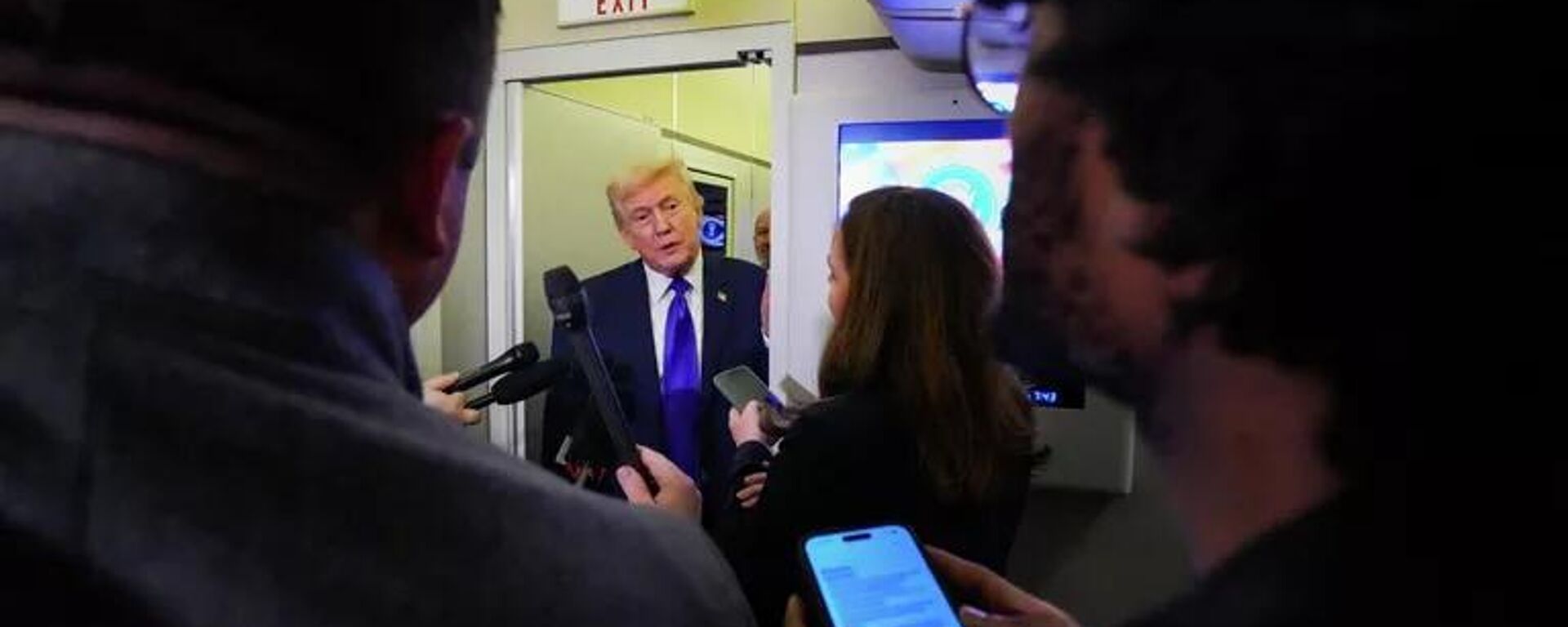 Tổng thống Mỹ Donald Trump phát biểu trước giới truyền thông trên chuyên cơ Air Force One - Sputnik Việt Nam, 1920, 07.02.2026