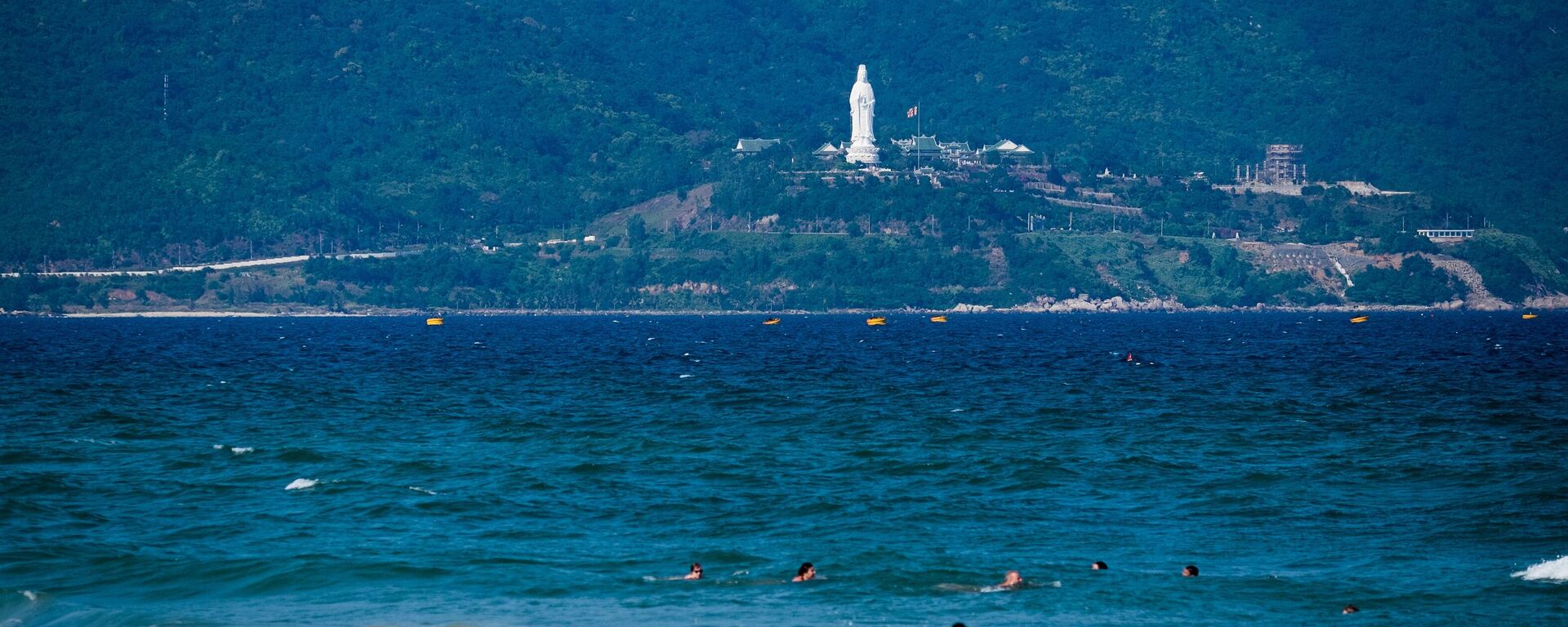 Du khách tắm biển ở Biển Đông tại Đà Nẵng - Sputnik Việt Nam, 1920, 07.02.2026