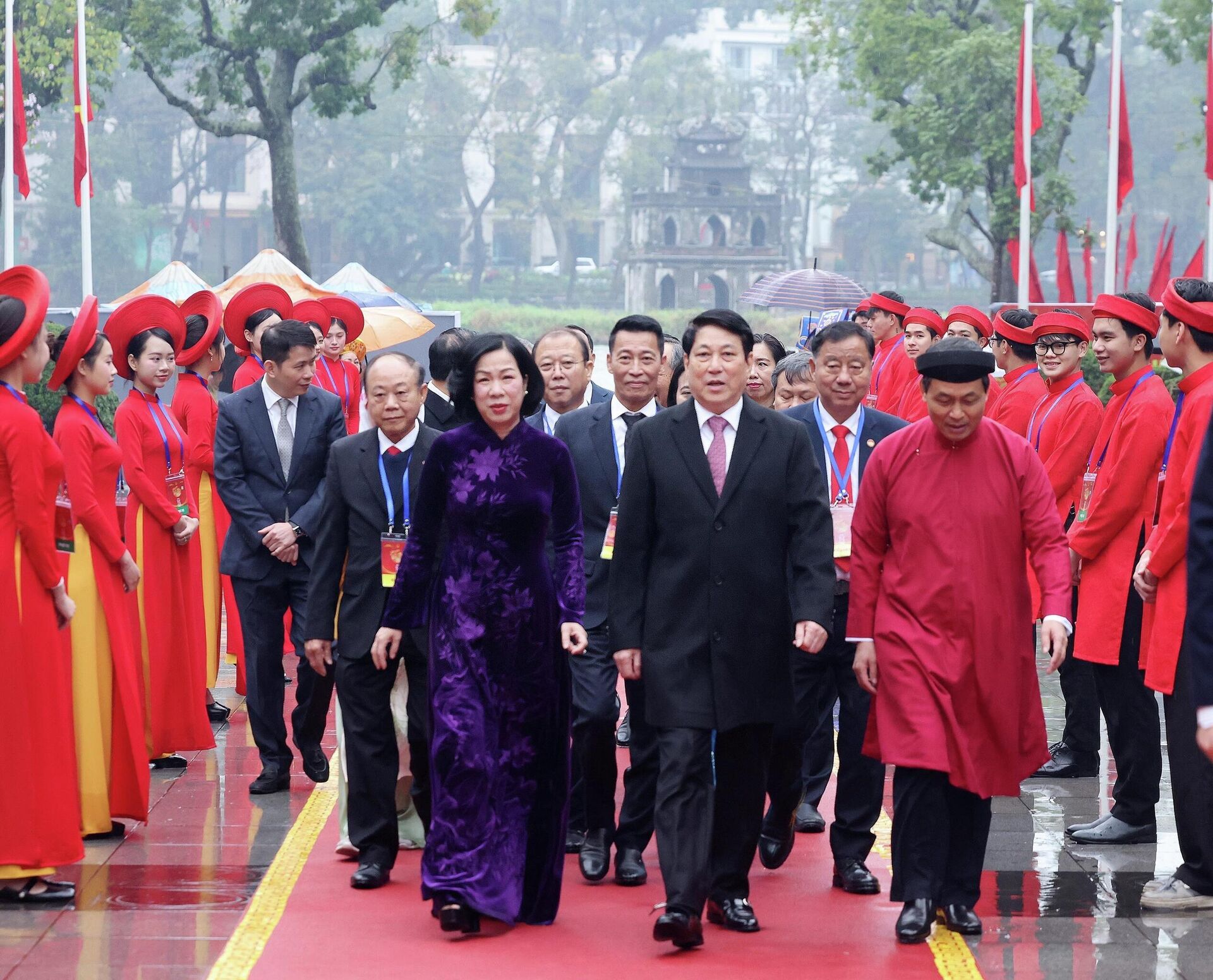 Chủ tịch nước Lương Cường dâng hương và thả cá chép tiễn ông Công, ông Táo - Sputnik Việt Nam, 1920, 08.02.2026