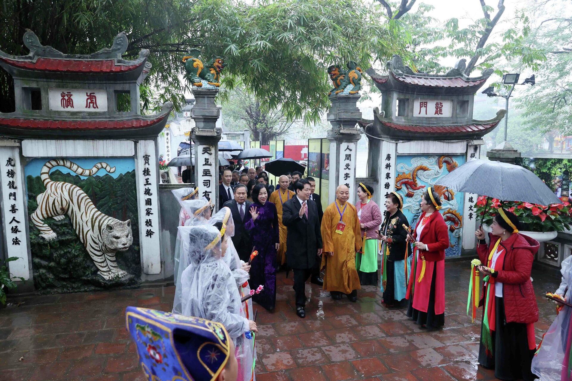 Chủ tịch nước Lương Cường và Phu nhân cùng các đại biểu đến dâng hương tại đền Ngọc Sơn - Sputnik Việt Nam, 1920, 08.02.2026