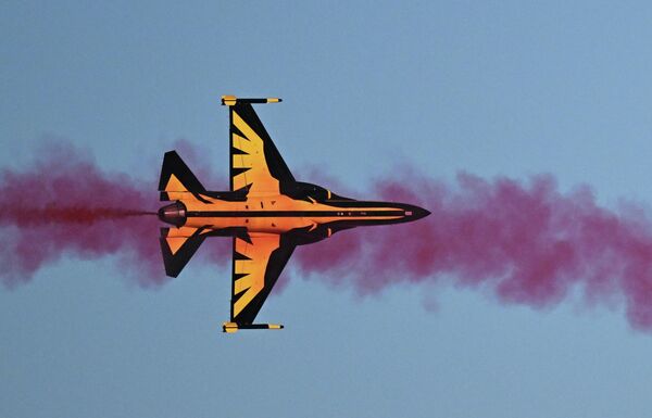 Máy bay phản lực huấn luyện siêu thanh "T-50 Golden Eagle" của đội bay biểu diễn Không quân Hàn Quốc "Black Eagles" tại buổi biểu diễn hàng không của Triển lãm Quốc phòng Thế giới World Defence Show (WDS-2026) ở Riyadh - Sputnik Việt Nam