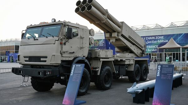 Hệ thống tên lửa phóng loạt phản lực Sarma trong khu trưng bày của Nga tại Triển lãm Quốc phòng Thế giới World Defence Show (WDS-2026) ở Riyadh - Sputnik Việt Nam