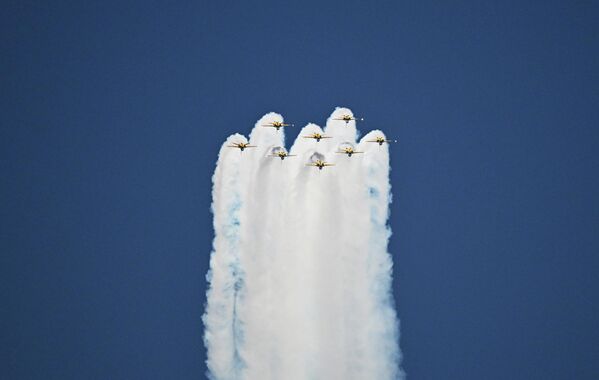 Đội bay biểu diễn Không quân Hàn Quốc "Black Eagles" trên máy bay phản lực huấn luyện siêu thanh "T-50 Golden Eagle" biểu diễn tại buổi biểu diễn hàng không của Triển lãm Quốc phòng Thế giới World Defence Show (WDS-2026) ở Riyadh - Sputnik Việt Nam