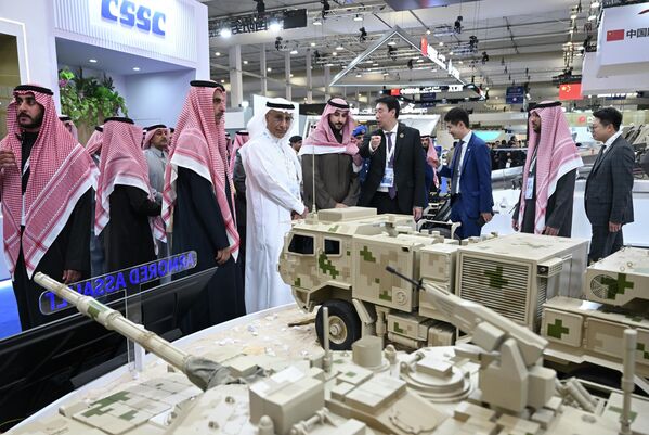 Bộ trưởng Quốc phòng Ả Rập Xê-út - Hoàng tử Khalid bin Salman bin Abdulaziz - xem xét gian hàng của nhà sản xuất vũ khí Trung Quốc tại Triển lãm Quốc phòng Thế giới World Defence Show (WDS-2026) ở Riyadh - Sputnik Việt Nam