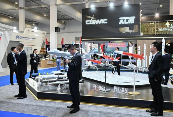 Gian hàng máy bay không người lái của các nhà sản xuất Trung Quốc tại Triển lãm Quốc phòng Thế giới World Defence Show (WDS-2026) ở Riyadh - Sputnik Việt Nam