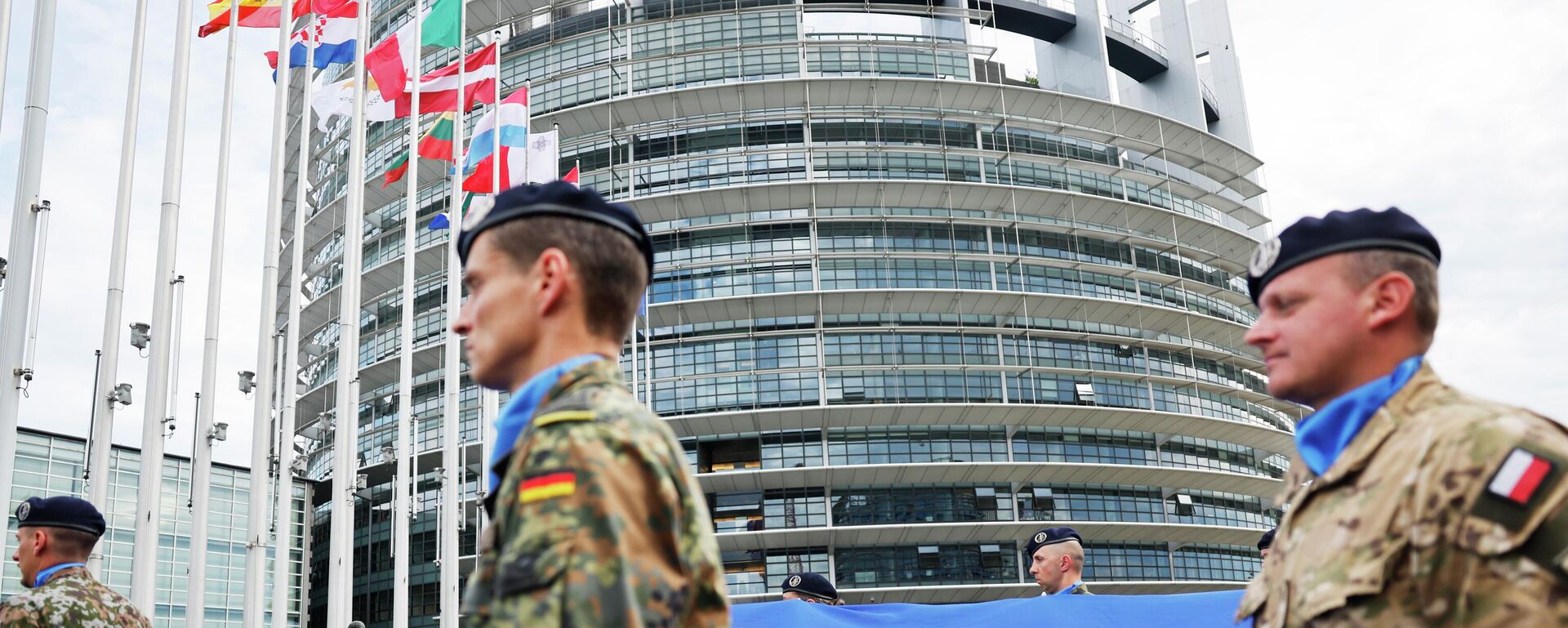 Binh lính mang cờ EU tại Strasbourg - Sputnik Việt Nam, 1920, 09.02.2026
