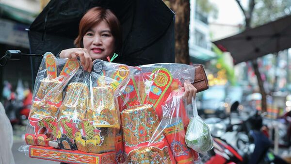 Bộ vàng mã cúng ông Công, ông Táo được người dân chọn mua sáng 9/2 - Sputnik Việt Nam