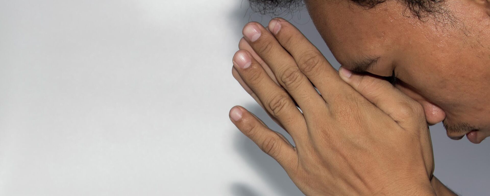 Người đàn ông xin lỗi. - Sputnik Việt Nam, 1920, 09.02.2026