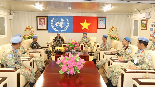 Thiếu tướng Shrestha kiểm tra khu kỹ thuật - “trái tim” đảm bảo sức cơ động của Đội Công binh số 4 - Sputnik Việt Nam