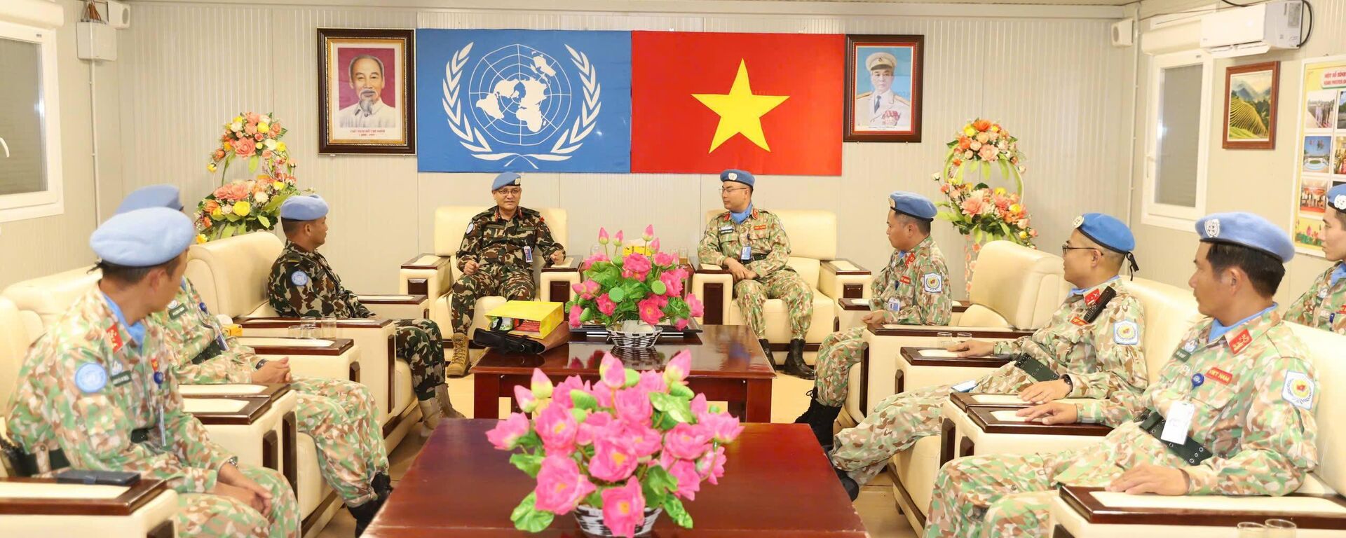 Thiếu tướng Shrestha kiểm tra khu kỹ thuật - “trái tim” đảm bảo sức cơ động của Đội Công binh số 4 - Sputnik Việt Nam, 1920, 10.02.2026