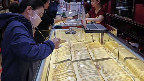 Khách hàng mua bán vàng tại Công ty Bảo Tín Minh Châu - Sputnik Việt Nam