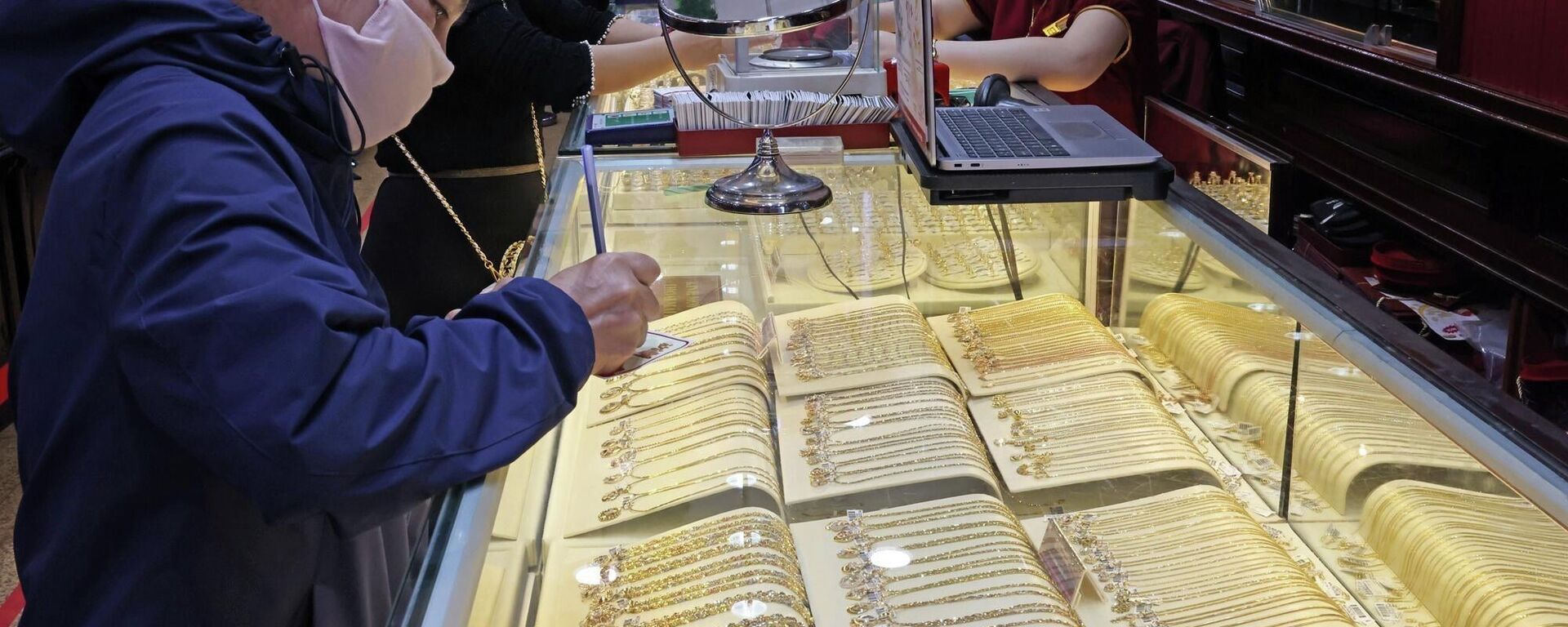 Khách hàng mua bán vàng tại Công ty Bảo Tín Minh Châu - Sputnik Việt Nam, 1920, 10.02.2026