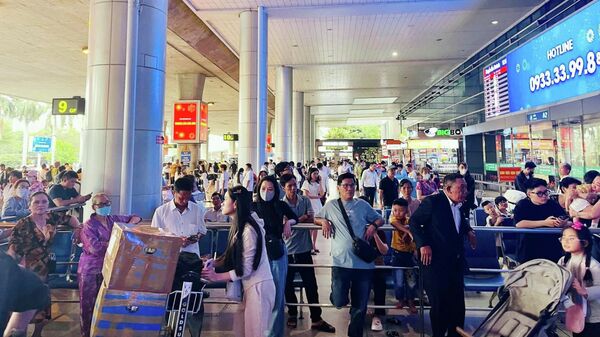 Khu vực ga đến quốc tế sân bay Tân Sơn Nhất rất nhộn nhịp dịp cuối năm - Sputnik Việt Nam