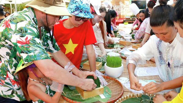 Du khách quốc tế gói bánh chưng, ăn Tết Việt - Sputnik Việt Nam