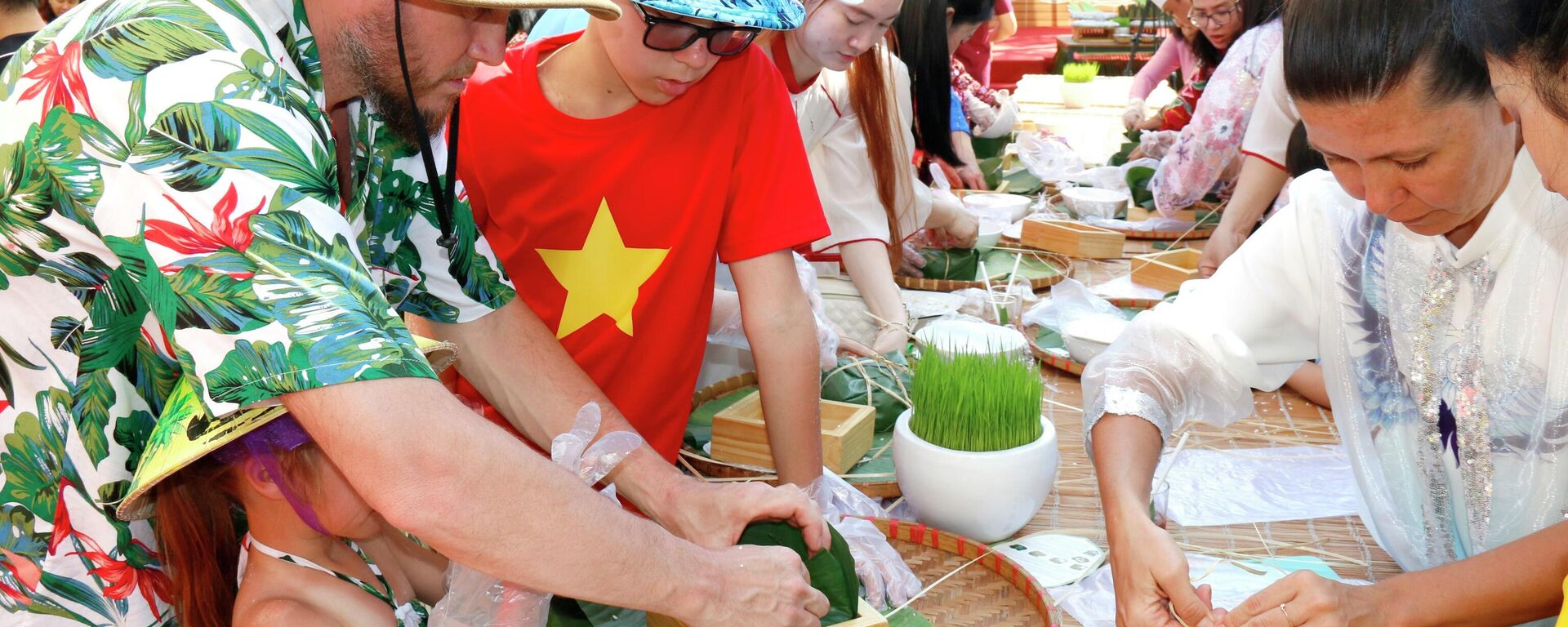 Du khách quốc tế gói bánh chưng, ăn Tết Việt - Sputnik Việt Nam, 1920, 11.02.2026