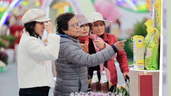 Người dân tham quan, mua sắm tại Hội chợ mùa Xuân - Sputnik Việt Nam