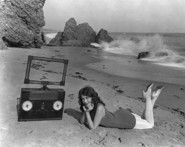 Cô gái trên bãi biển Oceanside với chiếc radio, năm 1935 - Sputnik Việt Nam