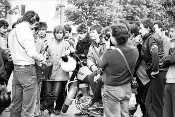 Những người đi xe máy trẻ tuổi trả lời phỏng vấn phóng viên chương trình thanh niên Đài phát thanh Belarus, năm 1988 - Sputnik Việt Nam