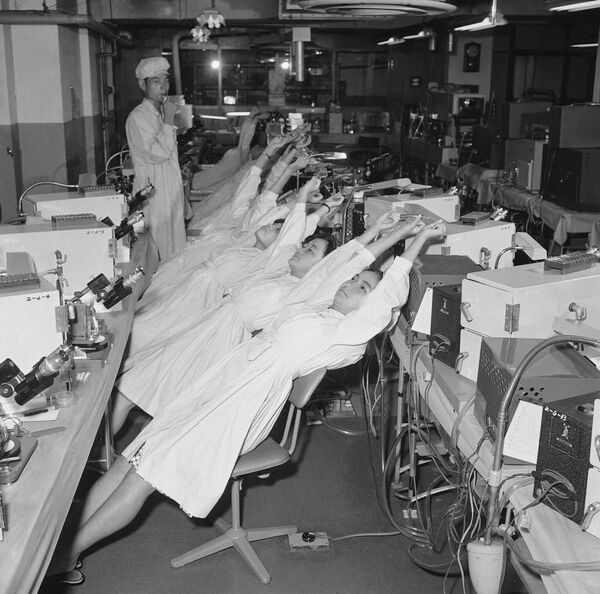 Các nữ công nhân nghỉ giải lao tại nhà máy sản xuất radio ở Tokyo, Nhật Bản, ngày 30 tháng 8 năm 1960 - Sputnik Việt Nam